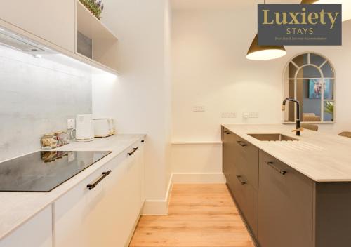 Westcliff-on-Sea Apartment | Stylish & Gorgeous 1BR Excellent Location Nr Cliffs Pavillion by Luxiety Stays Serviced Accommodation
