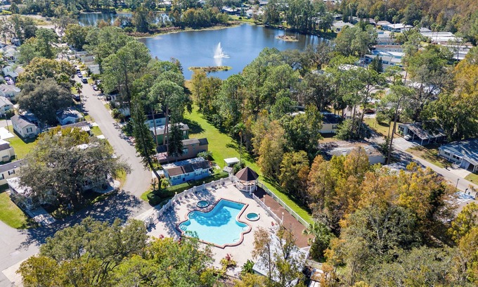 Kissimmee House | Stylish home/Cozy/Peaceful/diagonal back Lake