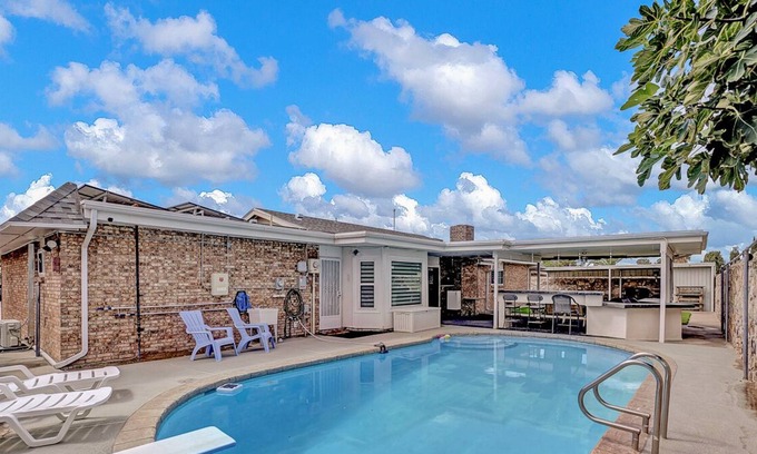 Horizon City House | Stylish home in Horizon Heights with heated pool!
