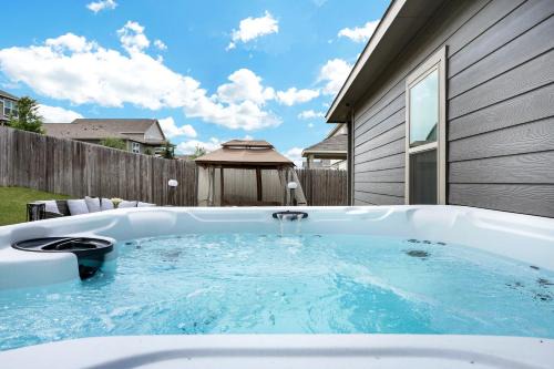 Converse House | Stylish Hot Tub Retreat Bbq Yard Games Wifi Pets