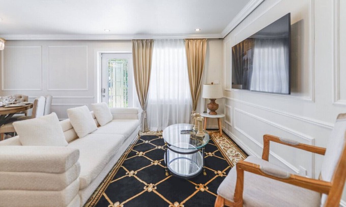 Middle River Terrace Apartment | Stylish House: Elegance & Comfort in Every Corner