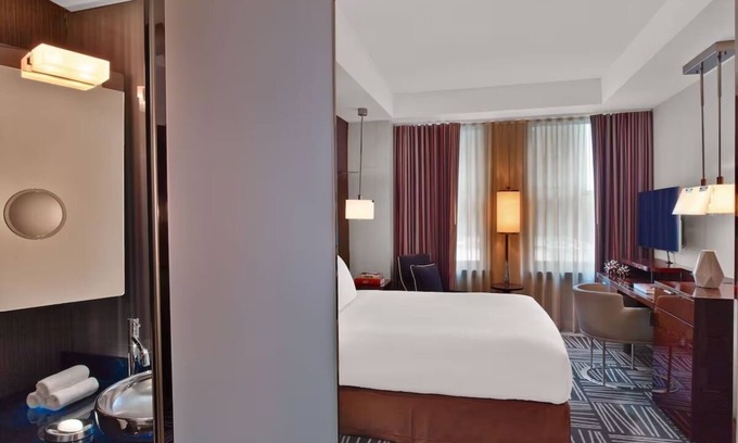 Downtown Dallas Hotel | Stylish King Bed Room Near Arts District with Luxe Finishes
