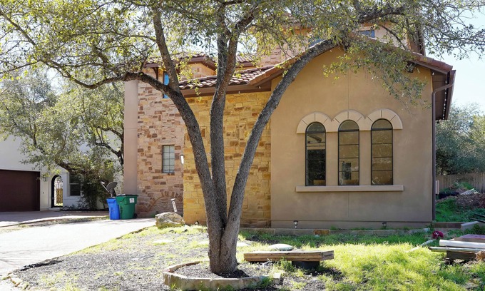 Lakeland Park Cottage | Stylish Lake Austin Retreat w/EV Charger!