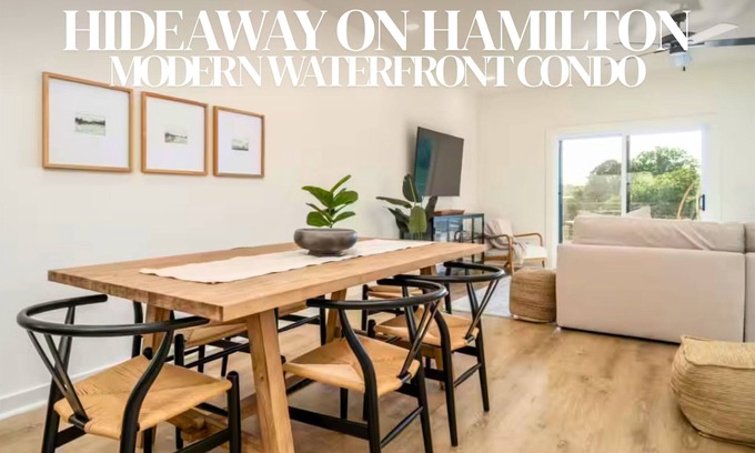 Mid America House | Stylish Lakefront Townhome w/Pool & Patios