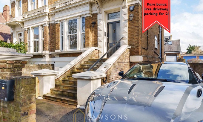 Windsor Apartment | Stylish Living by Lawsons: 3 Ensuites + Parking x2