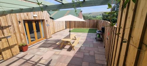 Upper Hulme Apartment | Stylish Lodge in the Peak District sleeps up to 9