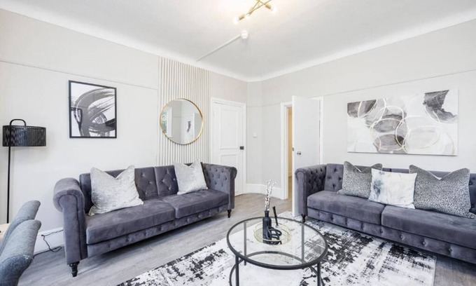Southend-on-Sea Apartment | Stylish & Lovely 2BR City Centre Near High St by Luxiety Stays