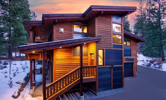 Truckee House | Stylish Luxury Townhouse - Walk to Downtown, A/C!