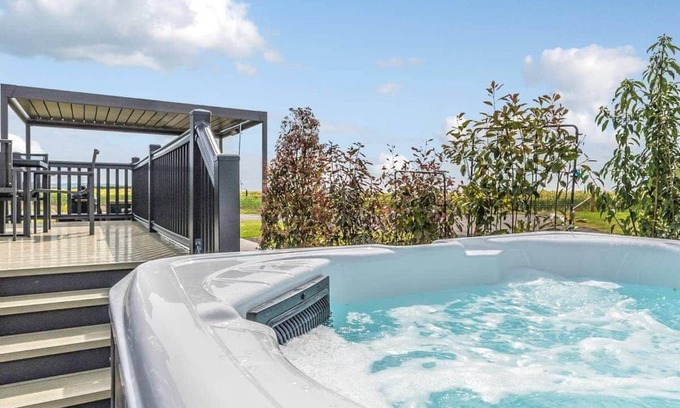 Carlton-in-Cleveland Ski Chalet | Stylish modern lodge ideal for small groups and families.