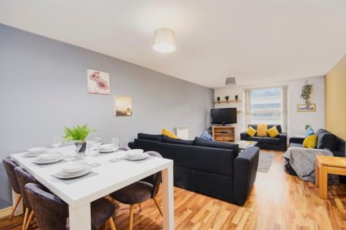 Manchester City Centre Apartment | Stylish Manchester Gem - Sleeps 10!