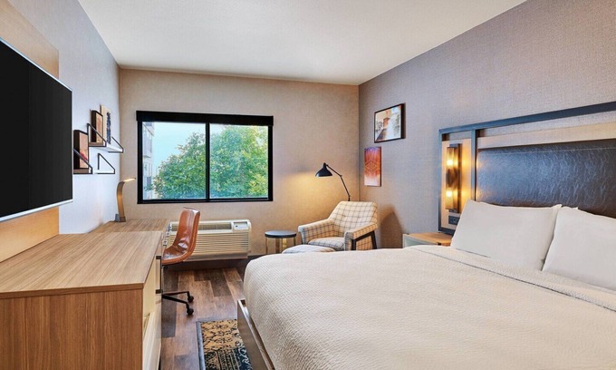 Salt Lake City Hotel | Stylish Marriott hotel with an on-site Restaurant located near the SLC Airport