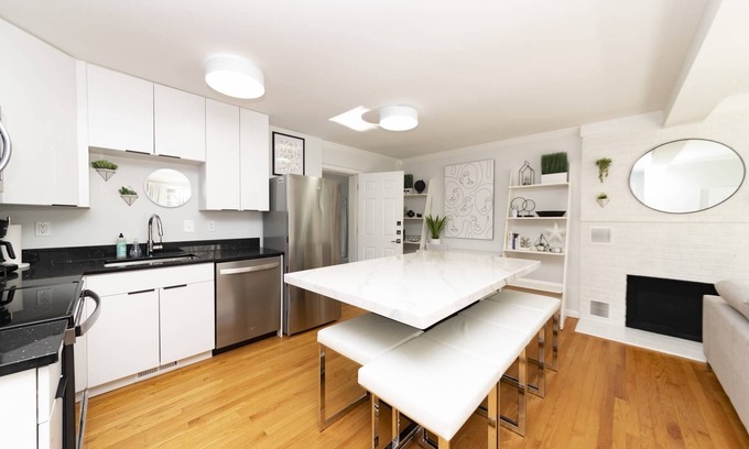 Parole House | Stylish Midcentury Ranch Pet-Friendly Home Just 1.5 Miles from Navy Stadium One-Level Living