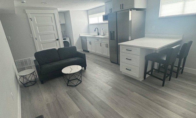 Sandy Apartment | Stylish MIL Apartment Private Entrance Close Ski Resorts