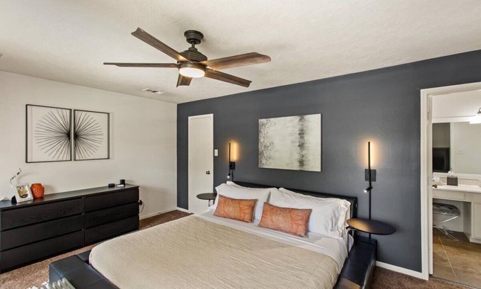 Houston House | Stylish North Houston 4 bedroom⭐️ Sleeps 8, pool table, BBQ, fire pit