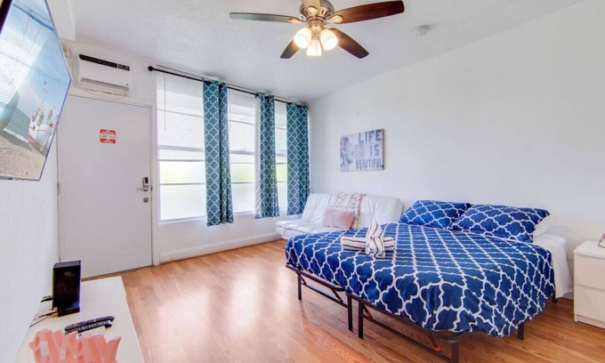 South Beach Condo | Stylish Ocean Dr Apt w/2 Queen Beds, Across Beach