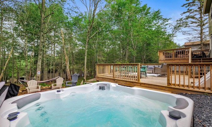 Tobyhanna House | Stylish Poconos family-friendly 4BR - Hot Tub - Game Room - Fire Pit - AC