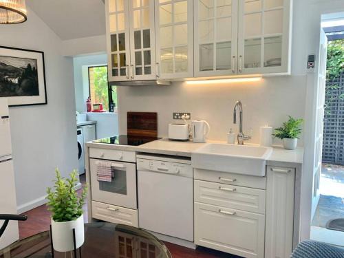 Brighton Apartment | Stylish Private Studio, Close to Beach, WIFI, Parking