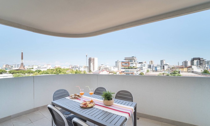 Lignano Sabbiadoro Apartment | Stylish Residence Torre Bianca 2 Bedroom sleeps 6