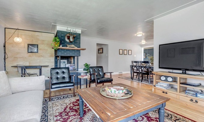 Barths House | Stylish Retreat: Comfort & Convenience only 10 Minutes from Denver! Ultimate Getaway