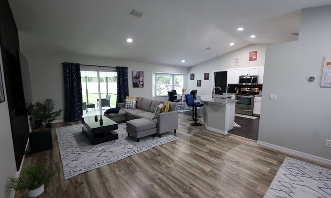 Palm Coast House | Stylish Retreat/Huge backyard/15 min to the Beach