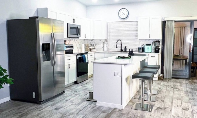 Lochmoor Waterway Estates House | Stylish Retreat: Near Beaches & Downtownnn
