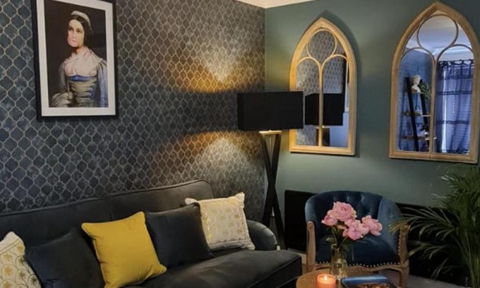 Perth House | Stylish Scottish House with garden and parking