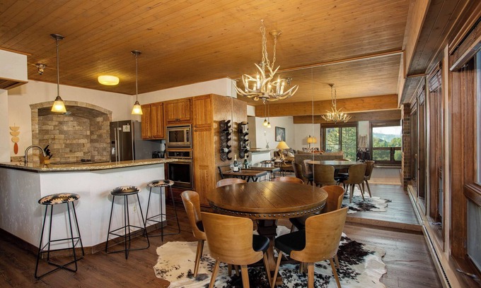 Steamboat Springs Condo | Stylish Ski-In/Ski-Out Condo – 2 Minutes to Gondola & Ski Lifts