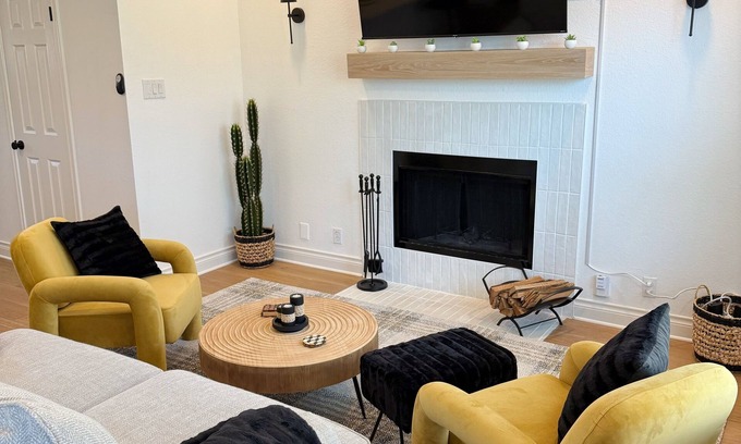 Austin House | Stylish South Austin Retreat - Private Yard + Garage
