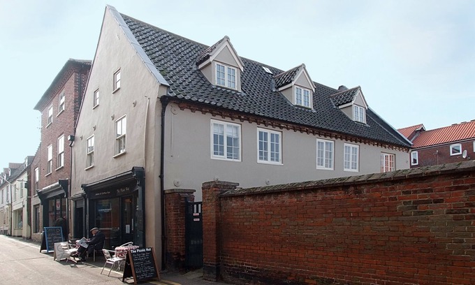Wells-next-the-Sea Apartment | Stylish, spacious ground floor flat in Wells, quiet spot, close to Quay, shops