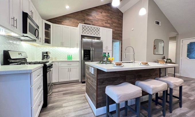 Barker House | Stylish Space near Katy Asian Town for LONG TERM