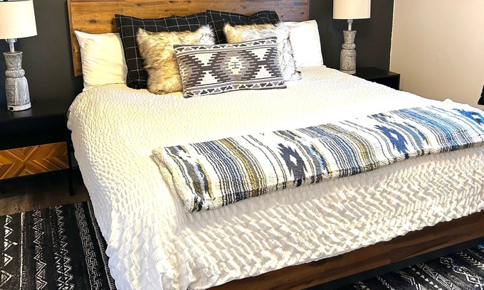 College House | Stylish & Spacious Northern Nights Alaskan Getaway w/5 Bedrooms, 3 Bath & WI-FI