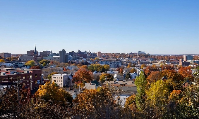 Portland House | Stylish Stay | Savor Seafood & Explore Portland’s History!