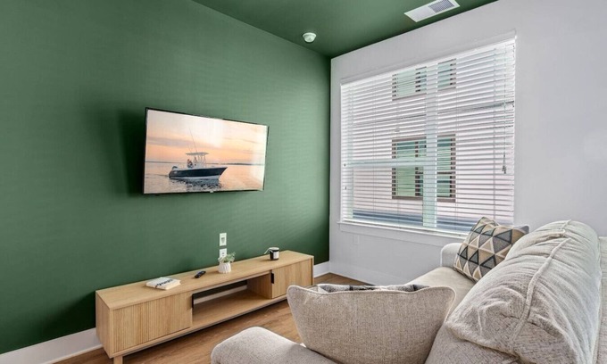 Tampa Apartment | Stylish Studio in Amazing Location | Free Parking!