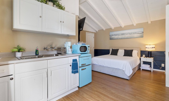 Santa Ana Apartment | Stylish Studio w/Smart TV, WIFI, Kitchenette and Parking near Disney & Beach