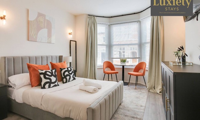 Southend-on-Sea Apartment | Stylish & Sunny Studio City Centre Nr High Street by Luxiety Stays