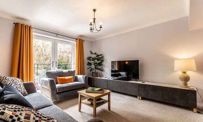 Exeter House | Stylish townhouse by the Quay with parking