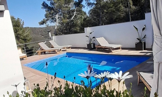 Olivella Villa | Stylish Villa with Pool, BBQ & Mountain Views – Sleeps 14