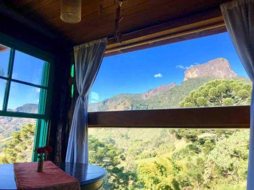 Sao Bento do Sapucai Ski Chalet | Suíte Pura Vista . Parede de vidro . Lareira
