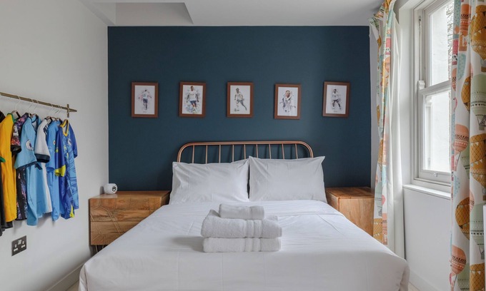 Victoria House | Sublime 4BD House w/Park Views - London Fields!