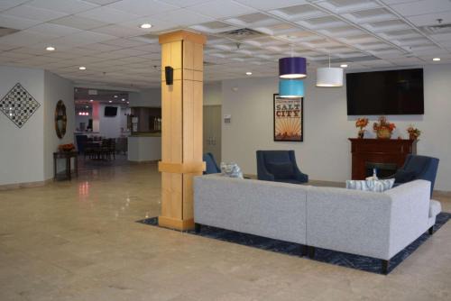 East Syracuse Hotel | Suburban Studios East Syracuse Carrier Circle