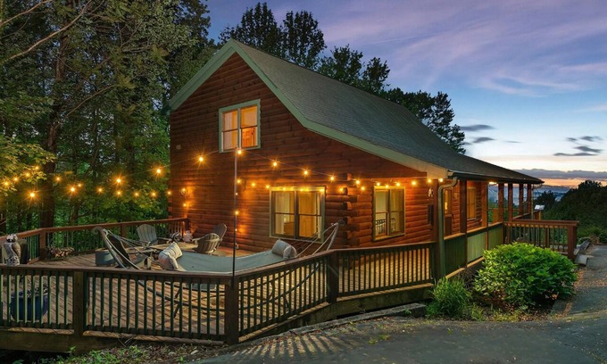 Old Fort Cabin | Such Great Heights | Pet Friendly, Hot Tub & Mountain View!