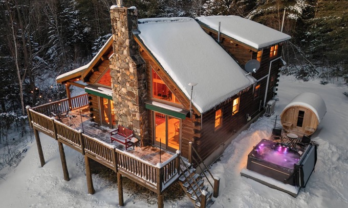 Sugar Hill Cabin | Sugar Hill Hideaway - Theater~Games~Hot Tub~Sauna - 3 br cabin in White Mtns