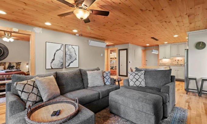Sugar Mountain Apartment | Sugar Mtn 2BR Condo Ground Level Sleeps 7