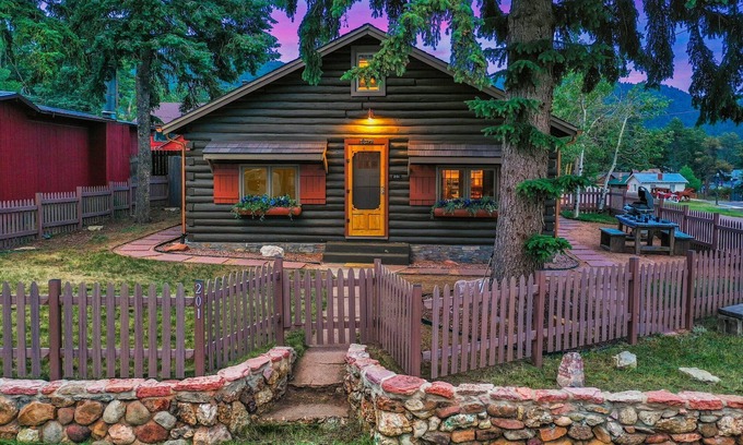 Woodland Park Cabin | Sugar Shack Lodge - 1930's Cabin