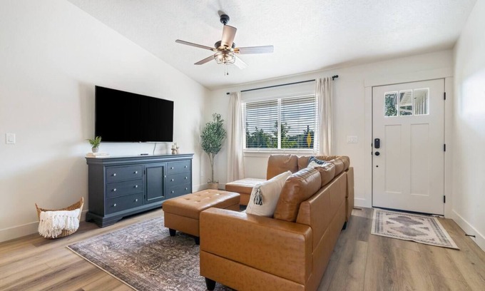 Nampa House | Sugar St. Nampa Home | Hot Tub | Greenbelt | Downtown