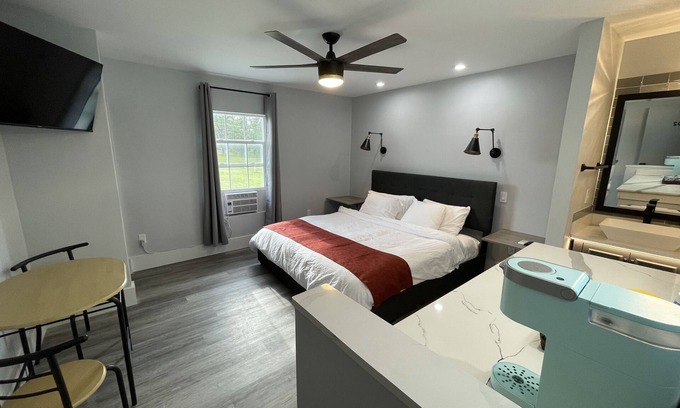 Custer Cabin | Suite 202 "The Bald Eagle"