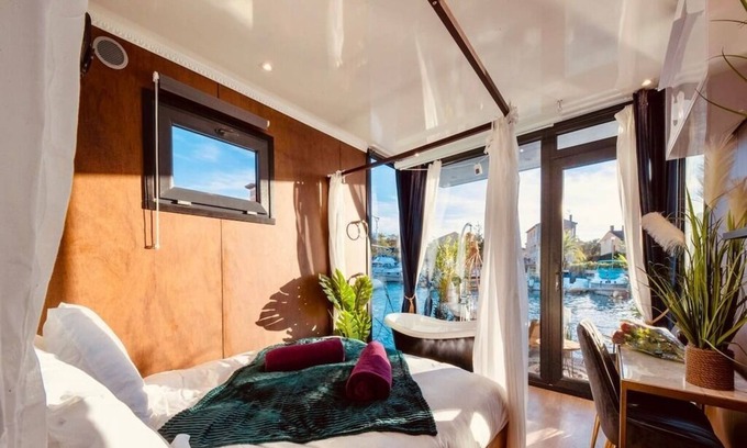 Frejus Plage Boat Rental | Suite Bali : Cocon d'amour avec Baignoire « Patte de Lion » (Port Fréjus)