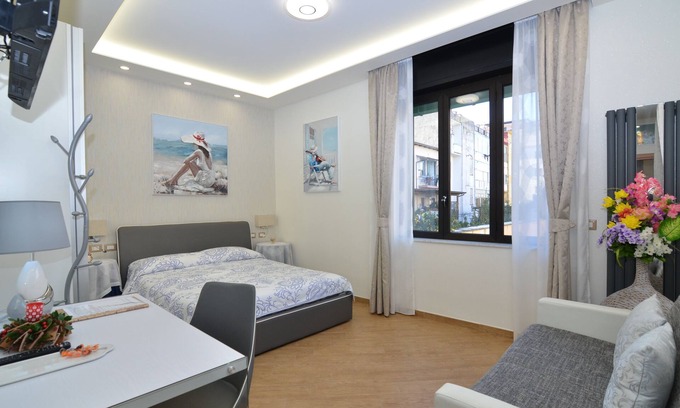 Centro Storico Bed & Breakfast | SUITE CASERTA DELUXE near the Royal Palace of Caserta, WIFI, Netflix, parking .
