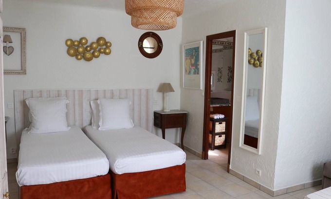 Vence Hotel | Suite double bed + sofa bed with terrace (11)