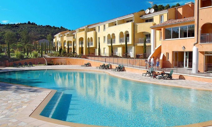 Greoux-les-Bains Condo | Suite Equipée | Accès 3 Piscines + Bain à Remous!